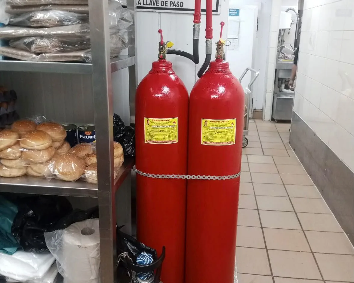 Dos cilindros CO₂ en cocina industrial